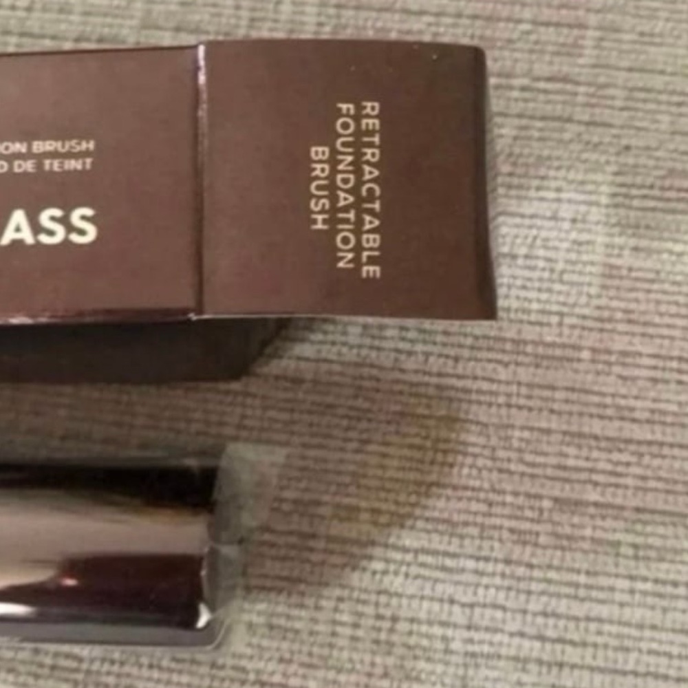 Hourglass Retractable Foundation Brush ~NEW~ - Picture 4 of 9